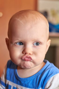 Surat asan komik küçük bir çocuğun portresi.