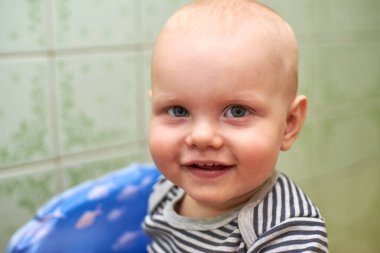 Gülümseyen şirin bir çocuğun portresi.