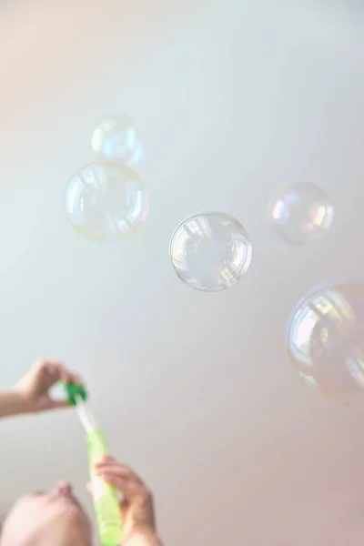 多色石鹸泡の写真 創造的な背景 選択的焦点 トーン画像 — ストック写真