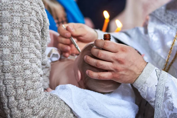Sakramentet Till Dopet Det Lilla Barnet Den Ortodoxa Kyrkan Smörjelsen — Stockfoto