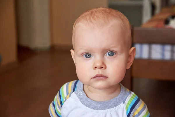 Retrato Menino Pensativo Com Olhos Azuis Brilhantes — Fotografia de Stock