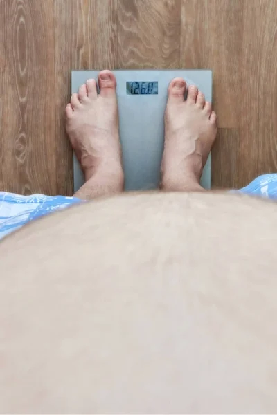 Dicker Mann Der Auf Einer Waage Steht Riesiger Bauch Draufsicht — Stockfoto