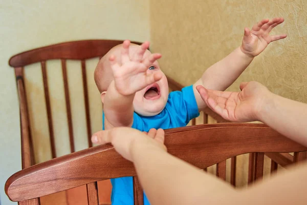 Kleine Jongen Huilt Wieg Trekt Zijn Handen Naar Zijn Moeder — Stockfoto