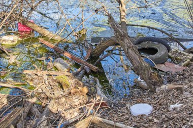 Çevre kirliliği konusu olan kuruyan bir nehrin kıyısına atılan çöpler.