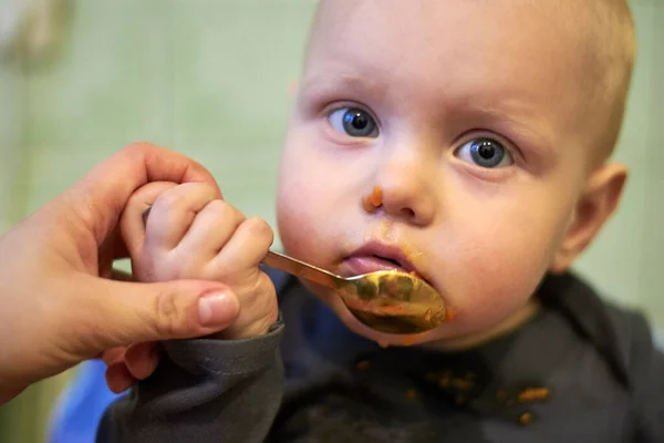 Piccolo Bambino Imparare Mangiare Solo Con Cucchiaio — Foto Stock