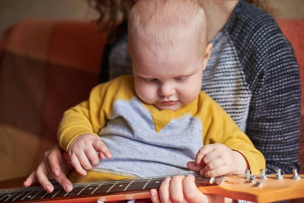Mom Teaches Her Little Cute Son Play Guitar Early Child — Stock Photo, Image