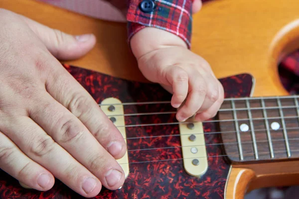 Hand Father Child Lies Guitar Close Dad Teaches His Little — Stock Photo, Image