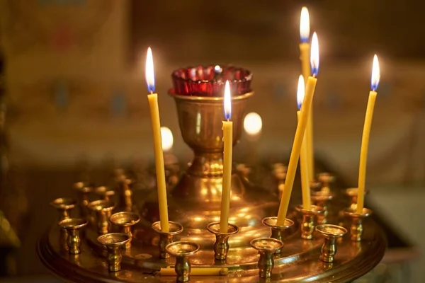 정교회에 커다란 샹들리에의 촛불들 클로즈업 — 스톡 사진