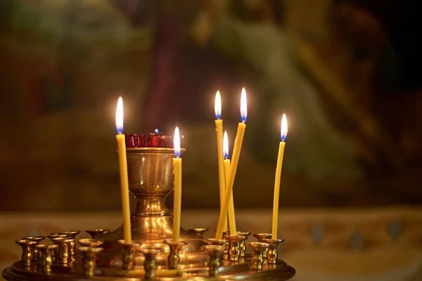 在东正教教堂一个巨大的金色吊灯上的蜡烛 — 图库照片