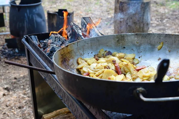 Апетитна Картопля Ковбасками Обсмаженими Сковороді Вугіллі Природі — стокове фото