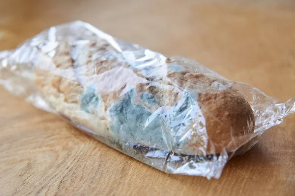 Schimmeliges Verdorbenes Brot Auf Einem Hölzernen Hintergrund Unsachgemäße Lagerung Von — Stockfoto