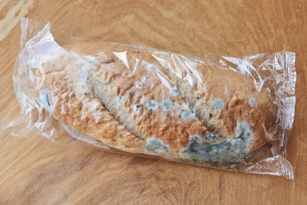 Pão Estragado Mofado Fundo Madeira Armazenamento Inadequado Alimentos — Fotografia de Stock