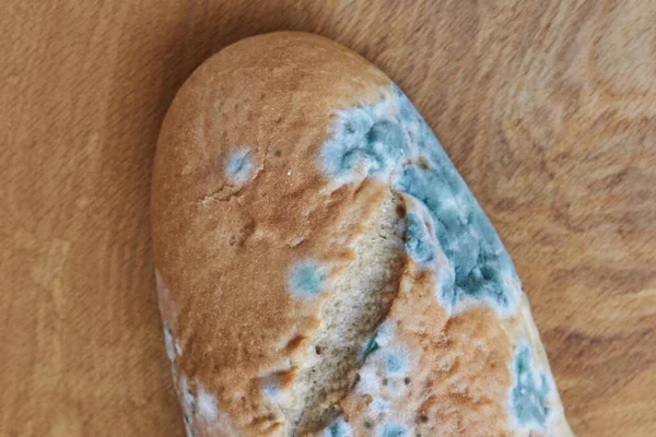 Schimmeliges Verdorbenes Brot Auf Einem Hölzernen Hintergrund Unsachgemäße Lagerung Von — Stockfoto