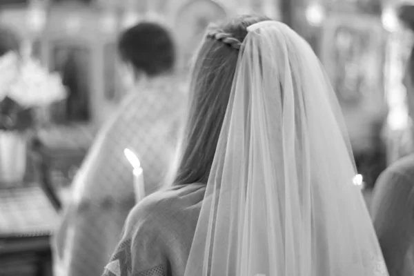 Невеста Свечой Церкви Свадебная Церемония Христианской Церкви Вид Сзади Черно — стоковое фото