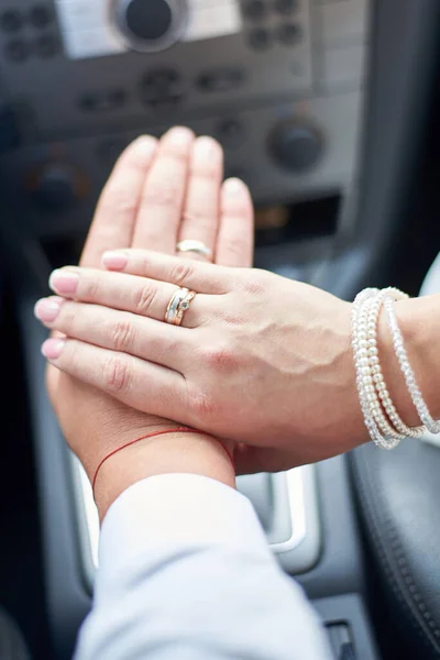 Новобрачные Машине Показывают Руки Обручальными Кольцами Пальцах Крупным Планом — стоковое фото