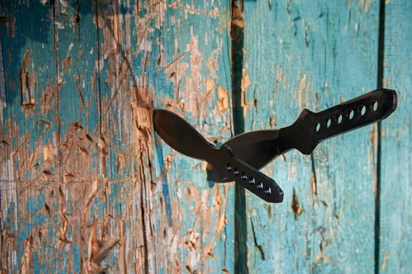 Tahta Çitlere Farklı Boyutlarda Bıçak Atmak Için Siyah Bıçaklar — Stok fotoğraf