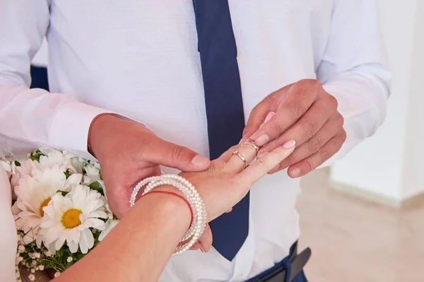 Жених Надевает Кольцо Невесты День Свадьбы — стоковое фото