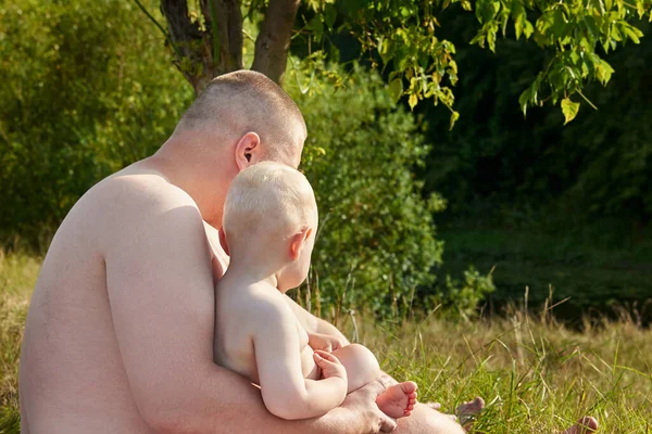 Papá Abraza Pequeño Hijo Lindo Las Orillas Del Río Caluroso — Foto de Stock