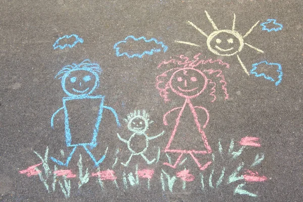 Dibujo Infantil Con Tiza Multicolor Asfalto Familia Feliz Papá Mamá — Foto de Stock
