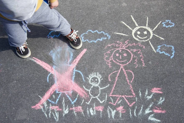 Desenho Infantil Com Giz Colorido Asfalto Família Sem Pai Filho — Fotografia de Stock