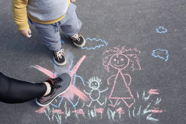 Desenho Infantil Com Giz Colorido Asfalto Família Sem Pai Filho — Fotografia de Stock