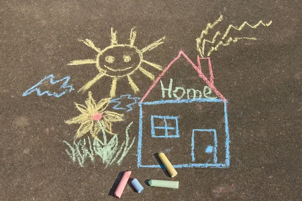 Disegno Bambini Con Gesso Colorato Sull Asfalto Una Casa Con — Foto Stock