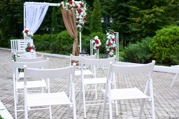 Hermosas Decoraciones Boda Aire Libre Arco Decorado Con Flores Rojas — Foto de Stock