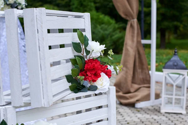 Όμορφη Εξωτερική Διακόσμηση Γάμου Καμάρα Διακοσμημένη Κόκκινα Και Λευκά Λουλούδια — Φωτογραφία Αρχείου