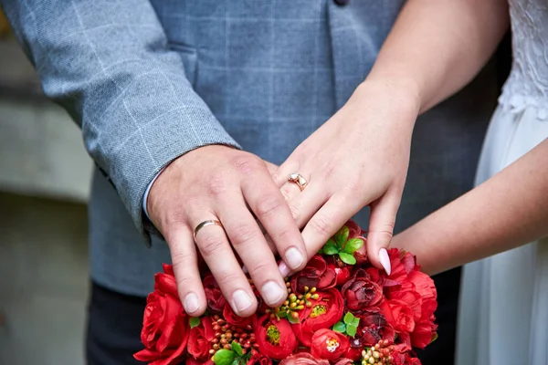 Frischvermählte Zeigen Hände Mit Eheringen Den Fingern Einem Roten Strauß — Stockfoto