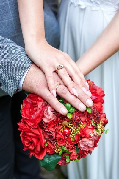 Новобрачные Показывают Руки Обручальными Кольцами Пальцах Красном Букете Крупным Планом — стоковое фото
