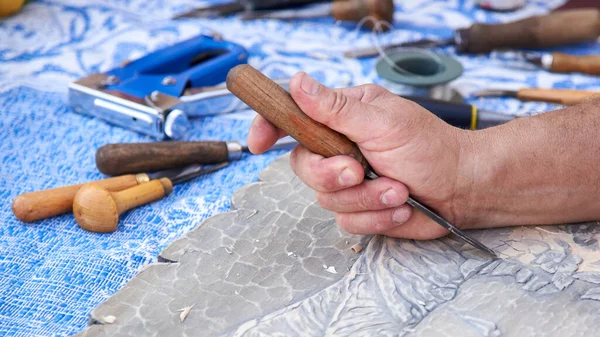 Manos Hombre Tallando Cuadro Madera Clara Con Cortador — Foto de Stock