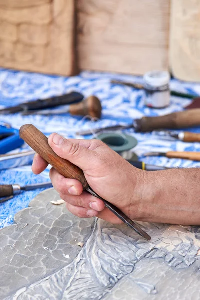 Mani Uomo Che Intaglia Immagine Legno Chiaro Con Tagliatore — Foto Stock