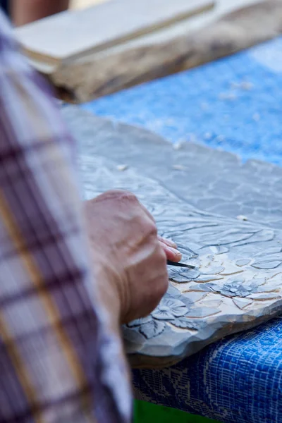 Manos Hombre Tallando Cuadro Madera Clara Con Cortador — Foto de Stock