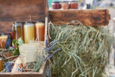 Tahta bir kutuda el yapımı bitki çayı ve bal satışı, sağlıklı beslenme kavramı..
