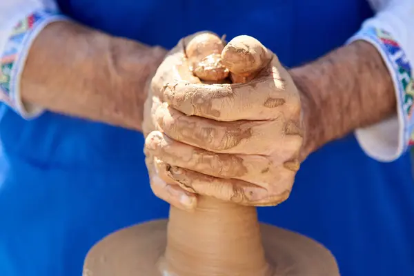 Руки Старого Діда Який Робить Глиняний Горщик Машині — стокове фото