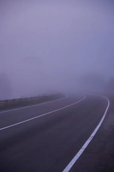 Πυκνή Ομίχλη Στον Άδειο Δρόμο Πρωί Θέμα Της Ασφάλειας Στο — Φωτογραφία Αρχείου