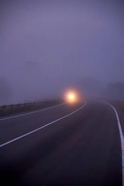 Nevoeiro Denso Estrada Pela Manhã Luz Dos Faróis Carro Tema — Fotografia de Stock