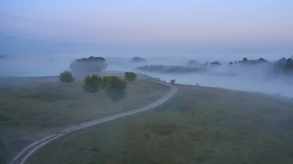 Prairie Sentier Long Une Rivière Calme Matin Automne Tôt Brumeux — Photo