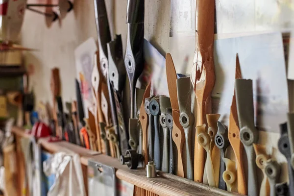 Gebroken Houten Kunststof Vliegtuigschroeven Een Mislukte Landing Een Werkplaats Bouw — Stockfoto