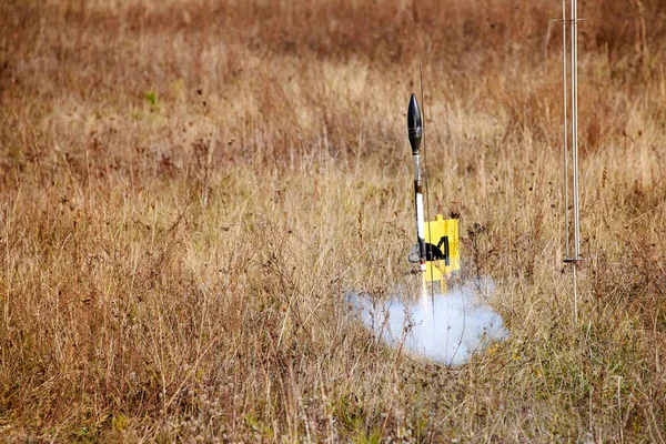 Början Flygningen Raketmodell Fält Hösten — Stockfoto