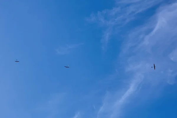 Drei Modelle Ferngesteuerter Raketenflugzeuge Die Den Blauen Himmel Steigen — Stockfoto