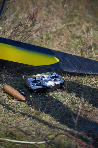 Radio Control Remoto Encuentra Cerca Del Modelo Avión Cohete Hierba — Foto de Stock