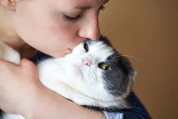 Γυναίκα Αγκαλιάζει Και Φιλάει Χαριτωμένη Γάτα Της Κοντινό Πλάνο Θέμα — Φωτογραφία Αρχείου
