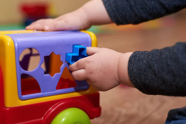 Dziecko Umieszcza Figury Sortowniku Kolorowy Samochód Zabawki Edukacyjne Dla Dzieci — Zdjęcie stockowe