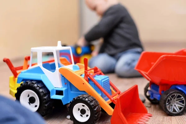 Kolorowy Ciągnik Zabawek Podłodze Pokoju Zabawki Edukacyjne Dla Dzieci — Zdjęcie stockowe