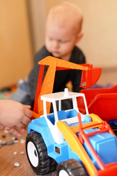 Mamma Mostra Suo Piccolo Figlio Come Giocare Con Trattore Giocattolo — Foto Stock