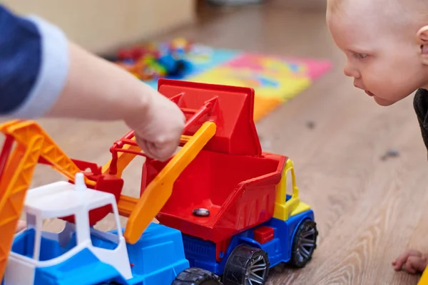 Mamma Mostra Suo Piccolo Figlio Come Giocare Con Trattore Giocattolo — Foto Stock