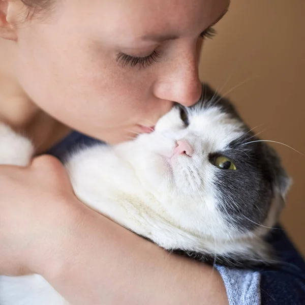 Mujer Abraza Besa Lindo Gato Cerca Tema Amistad Con Las — Foto de Stock