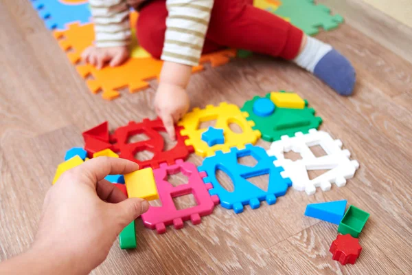 Pappa Ger Barnet Siffra För Fällbara Sortering Leksaker Pedagogiska Spel — Stockfoto