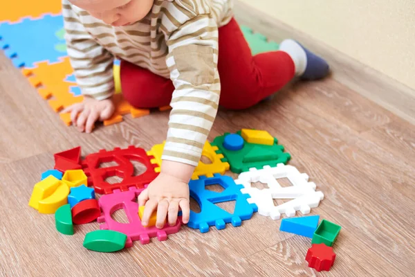 Niño Pone Las Figuras Bloque Colorido Clasificador Juguetes Educativos Para — Foto de Stock